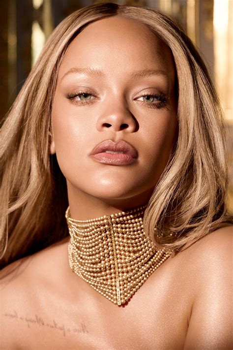 Rihanna per Dior: è il nuovo volto dorato di J'Adore L'Or.